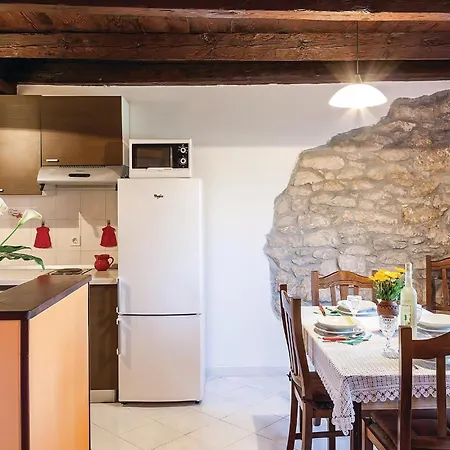 2 Bedroom In 度假居 Rakalj